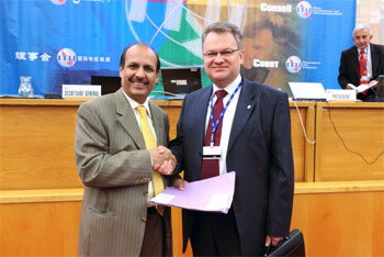 Sami Al Basheer Al Morshid, Director of the ITU Telecommunication Development Bureau, and Mr Andrey Mukhanov, Director General, Department of International Cooperation, Ministry of Telecom and Mass communications of the Russian Federation, sign a project on translation of ICT terminology into Russian Language - Source:  ITU / V. Martin (Compulsory)