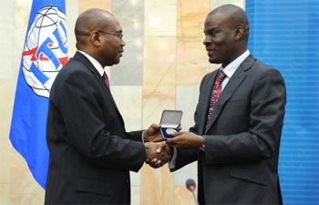 Dr Hamadoun Tour, ITU Secretary-General, gives the ITU medal  to the Chairman of ITU Council 2009, Haruna Iddrisu, Ghana's Minister of Communications - Source:  ITU / V. Martin (Compulsory)