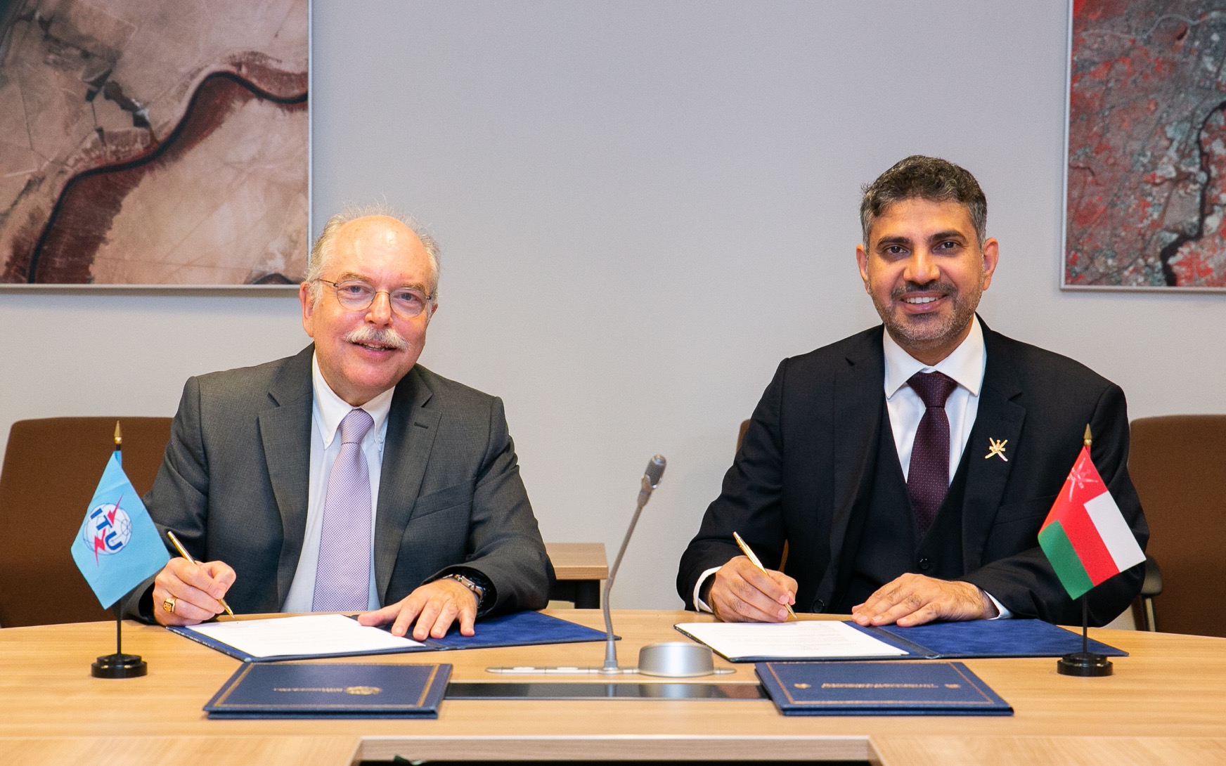 ITU Radiocommunication Bureau Director Mario Maniewicz (left) and H.E. Omar Hamdan Al-Ismaili, Executive President of TRA Oman, sign the Memorandum of Understanding at ITU headquarters in Geneva, Switzerland.