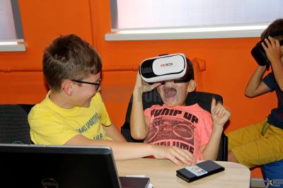 Experiencing Virtual Reality