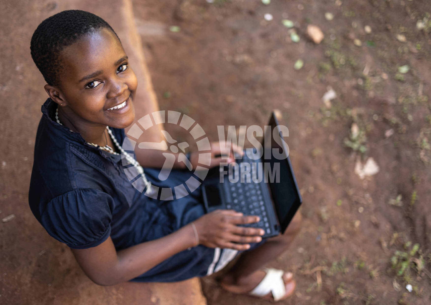 Compétences numériques à votre bibliothèque locale - Un étudiant acquiert des compétences numériques en Ouganda