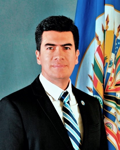 Mr. Oscar León