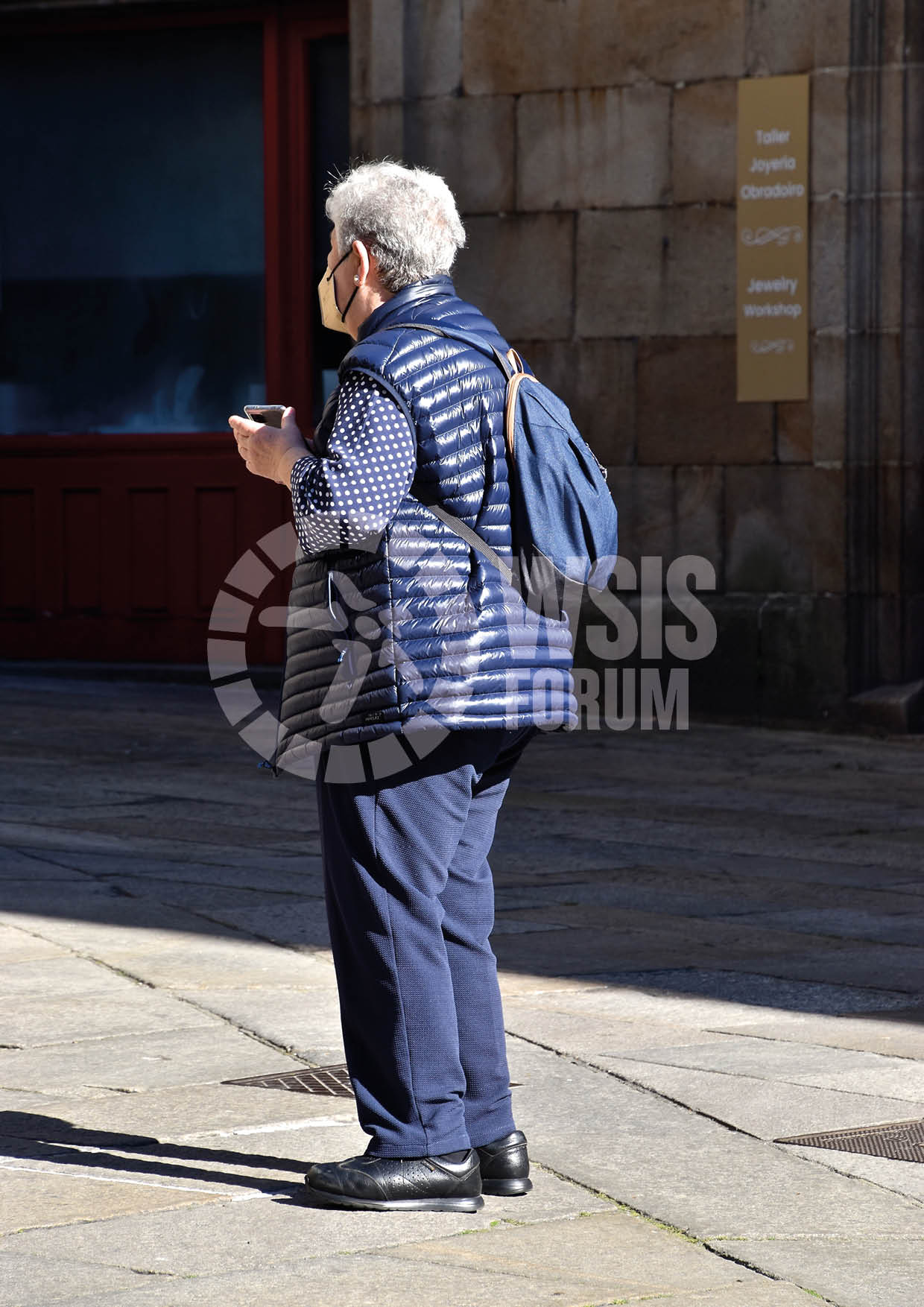 Elle, âgée, moderne et connectée