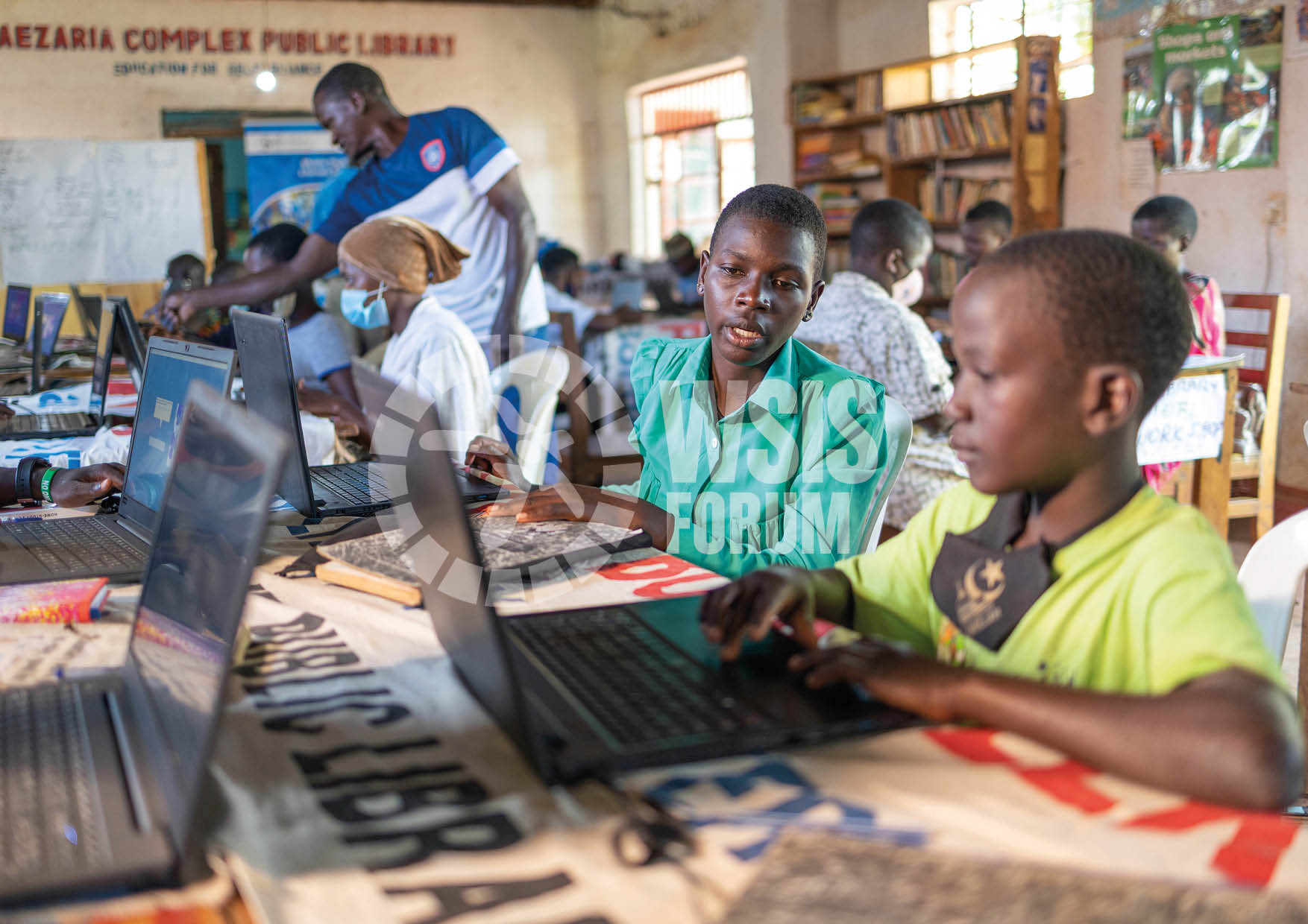 Compétences numériques à votre bibliothèque locale - les étudiants s'entraident pendant la formation aux compétences informatiques