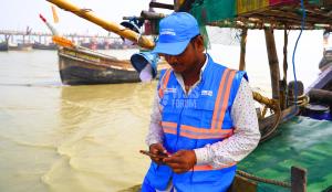 A sea fisherman contributes to biodiversity conservation by collecting data with his smartphone.