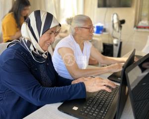 超越地震：卡赫拉曼马拉什老年妇女的数字化鉴定