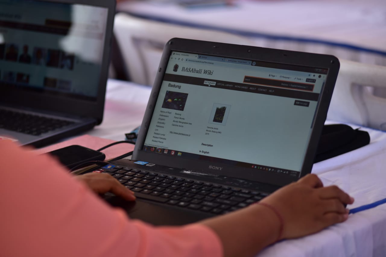 A young person engaging with BASAbali online dictionary